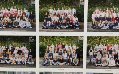 Les Terminales Bac Pro Accueil en action lors des photographies de classe